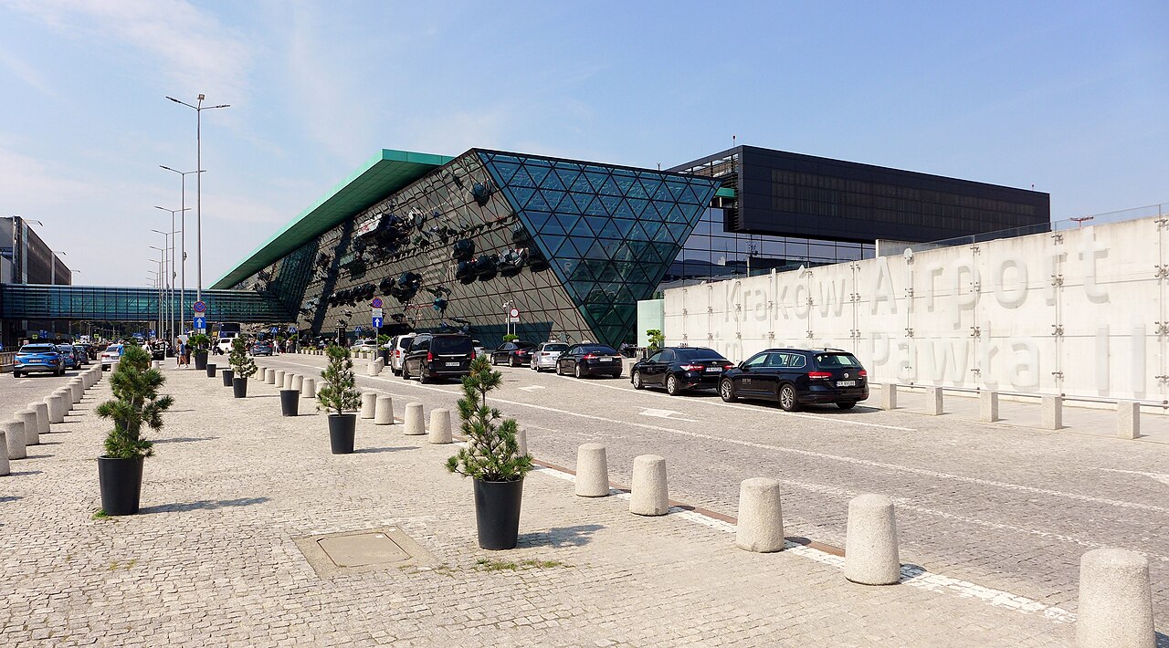 Glasfassade und Zufahrt des Terminals am Kraków Airport in Balice, 2024