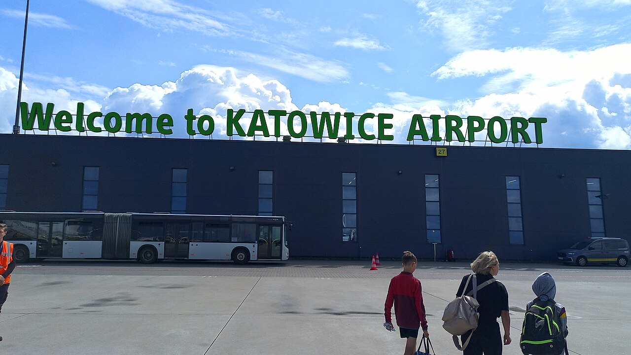 Eingang zum Katowice Airport in Pyrzowice, Foto von 2024