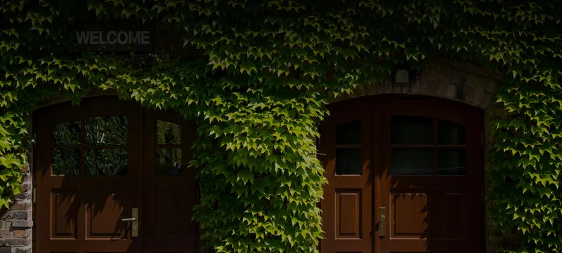 Hiedra enmarcando la entrada de la Casa Verde
