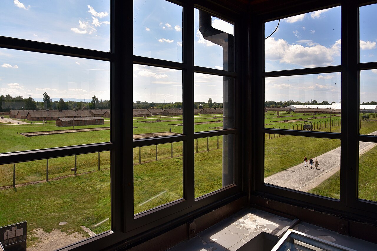 Auschwitz II-Birkenau, vista dall'edificio d'ingresso, 11 agosto 2024.
