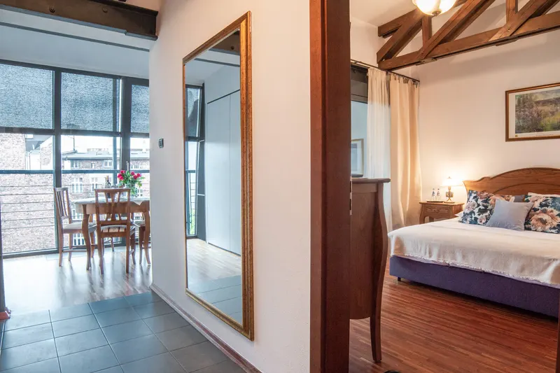 Schlafzimmer und verglaster Durchgang zum Wohnbereich — Apartment Deluxe, Hornigold