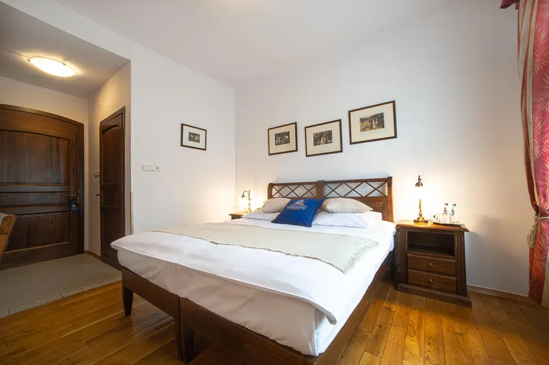 Bett mit Holzkopfteil und Nachttischlampen — Classic, Hornigold