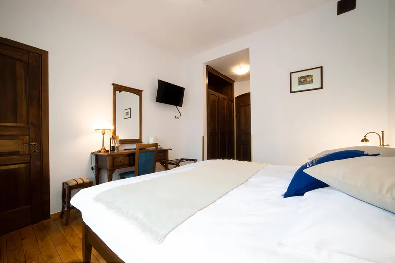 Bett, Schreibtisch mit Spiegel und Fernseher — Classic, Hornigold