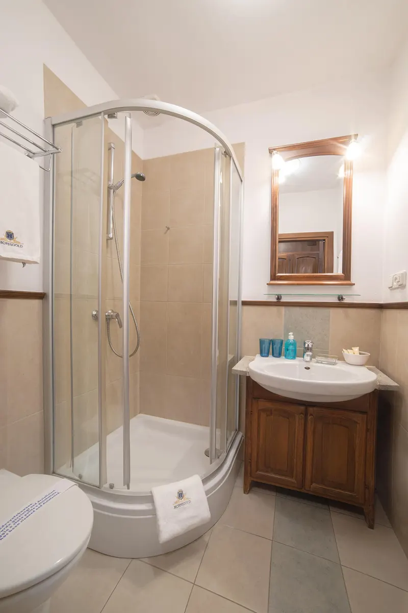 Badezimmer mit Duschkabine und Waschbecken — Classic, Hornigold