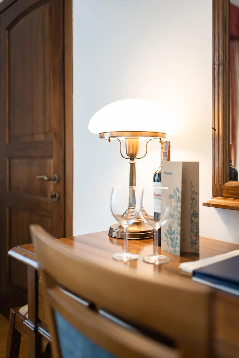 Holzschreibtisch mit Lampe und Spiegel — Classic, Hornigold