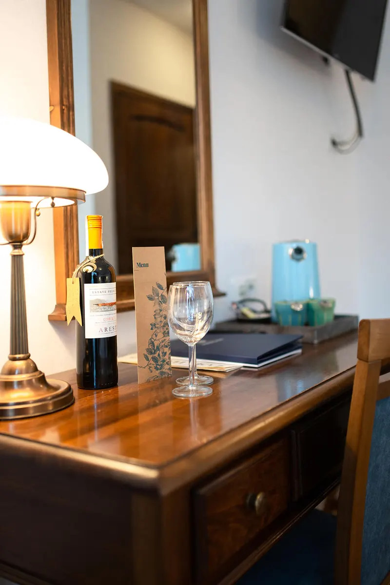 Schreibtisch unter dem Fernseher mit Lampe und Stuhl — Classic, Hornigold