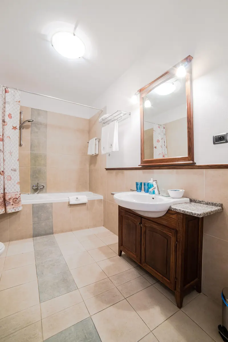 Baño con bañera y lavabo — Deluxe, Hornigold