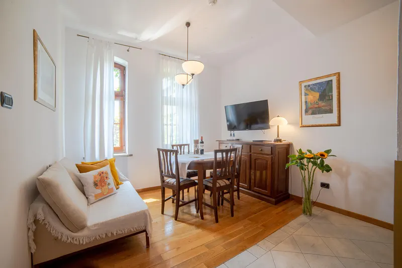 Zona de descanso junto a la ventana y mesa con sillas — Deluxe, Hornigold