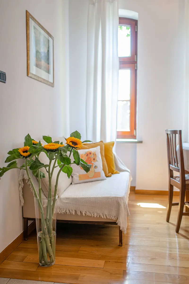Flores sobre la mesa y zona de descanso al fondo — Deluxe, Hornigold