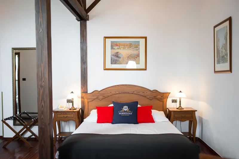 Vista frontal de la cama con cuadros sobre el cabecero — Deluxe Premium, Hornigold