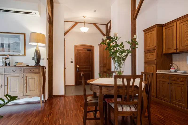 Cocina americana y mesa con sillas — Apartamento Hornigold, Hornigold