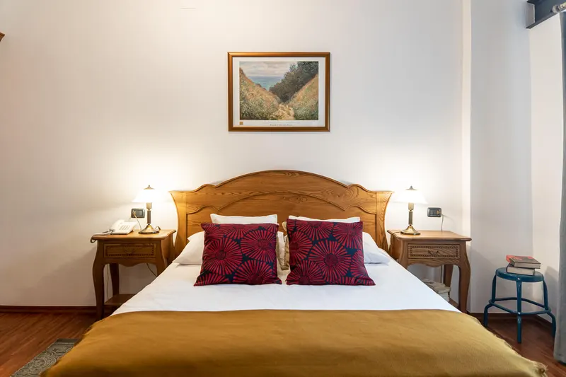 Vista frontal de la cama con cuadros sobre el cabecero — Apartamento Hornigold, Hornigold