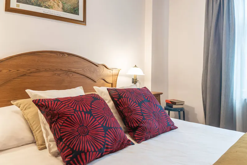 Detalle de los cojines y del cabecero de madera — Apartamento Hornigold, Hornigold