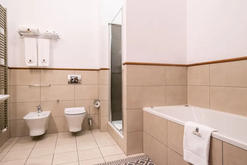 Baño con bañera y lavabo — Apartamento Hornigold, Hornigold