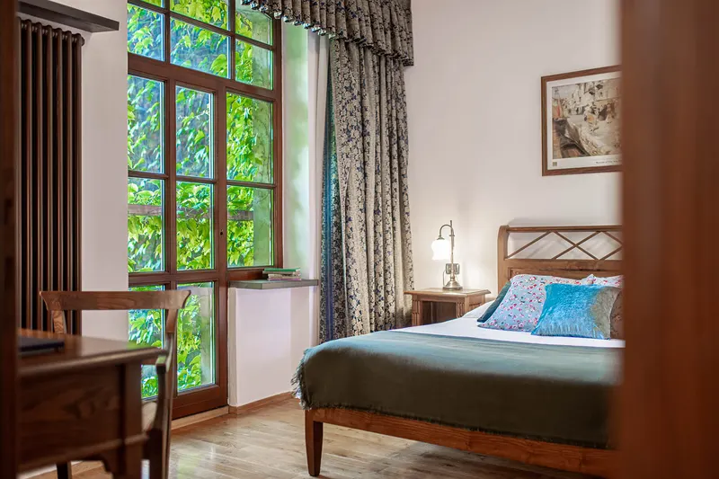 Schlafzimmer mit großem Fenster und Grün im Außenbereich — Premium, Hornigold