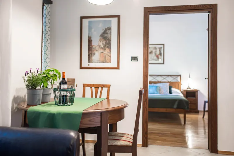 Tavolo con sedie e vista sulla camera da letto attraverso la porta — Premium, Hornigold