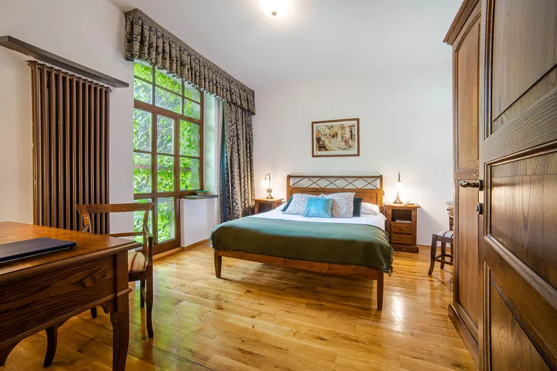 Camera da letto con grande finestra e verde all’esterno — Premium, Hornigold