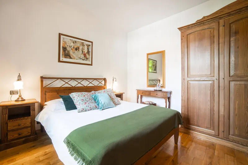 Letto accanto a un armadio in legno — Premium, Hornigold