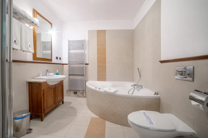 Badezimmer mit Badewanne und Waschbecken — Premium, Hornigold