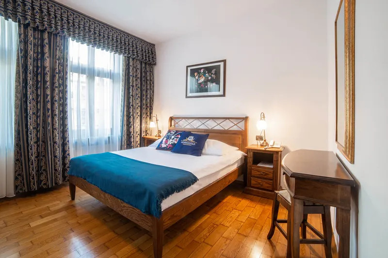 Schlafzimmer mit Bett und blauer Tagesdecke — Apartment Prestige, Hornigold