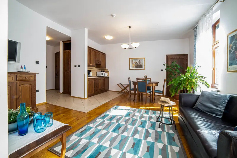 Küchenzeile neben Tisch und Sitzbereich — Apartment Prestige, Hornigold