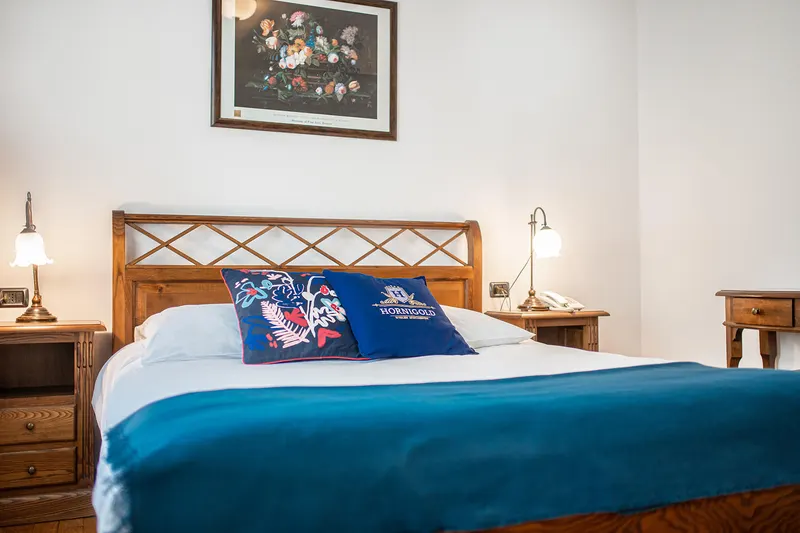 Frontalansicht des Bettes mit Bildern über dem Kopfteil — Apartment Prestige, Hornigold