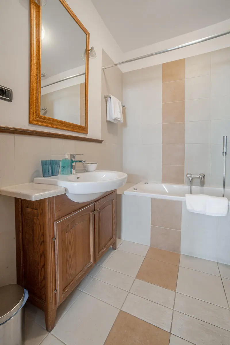 Badezimmer mit Badewanne und Waschbecken — Apartment Prestige, Hornigold