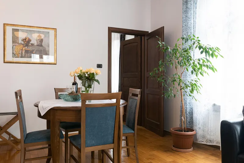 Tisch mit Stühlen, Dekoration und Fernseher im Hintergrund — Apartment Prestige, Hornigold