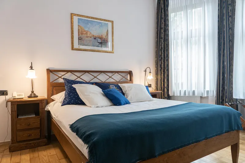 Bett neben einem Fenster mit Vorhängen — Apartment Prestige, Hornigold
