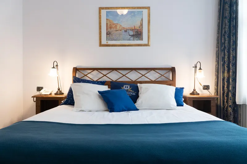Nahaufnahme von Kissen und Holzkopfteil — Apartment Prestige, Hornigold