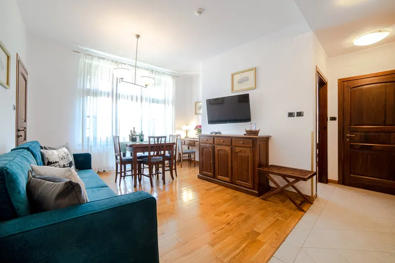 Wohnzimmer mit Sofa und Tisch — Suite, Hornigold