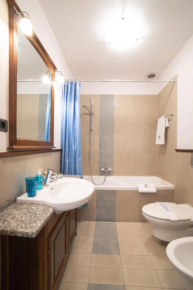 Badezimmer mit Badewanne und Waschbecken — Suite, Hornigold