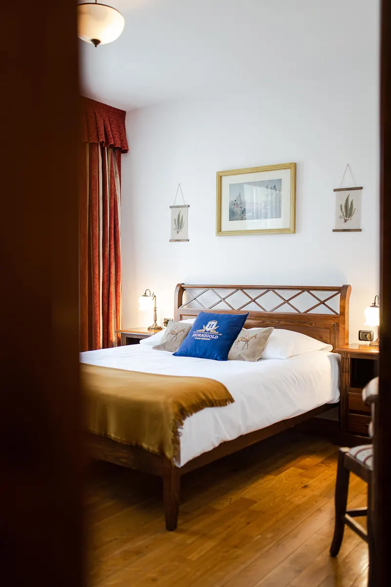 Blick durch die offene Tür ins Schlafzimmer — Suite, Hornigold