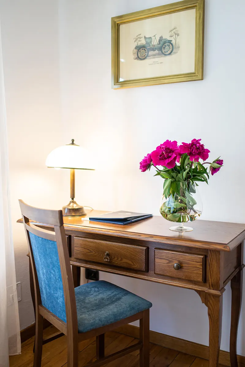 Schreibtisch mit Lampe, Stuhl und Blumen — Suite, Hornigold